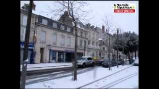 VIDEO Châtellerault  petite promenade en ville sous la neig [upl. by Feeley630]