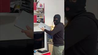 SCHERZO alla mia RAGAZZA mi fingo un LADRO 🫣🚨👮🏻‍♂️ scherzo prank cane dog [upl. by Attolrac]