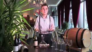 Astuces du sommelier  comment carafer un vin [upl. by Sedruol322]