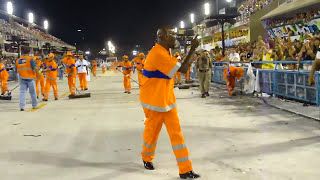 SORRISO DA COMLURB DANDO SHOW DE DANÃ‡A E SIMPATIA NO SAMBÃ“DROMO [upl. by Reeva]