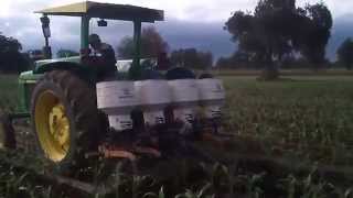 fertilizadora con tractor 2755 [upl. by Pfeifer]