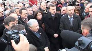 8 miesięcznica Smoleńska Kaczyński do dziennikarzy Moglibyście przynajmniej czapki zdjąć [upl. by Aihseym142]