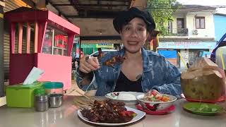 TJ Ruth Menjajal Nikmat Rasa Sate Ubin Pak Toni  MAKAN RECEH 010823 [upl. by Eirolam]