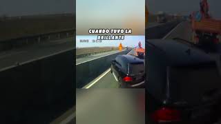 ¡El conductor de un Mercedes desafía a un camionero y termina humillado viralvideo [upl. by Eserehc]