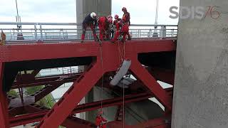 Manœuvre des spécialistes du GRIMP au pont de Tancarville [upl. by Eilraep474]