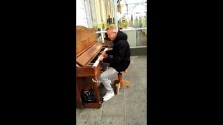 Afkickende Harmen scoort viral met pianofilmpje op station Leeuwarden [upl. by Corney666]