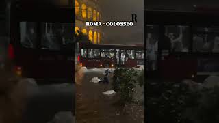 Nubifragio a Roma al Colosseo fiumi dacqua e sacchi di immondizia che galleggiano [upl. by Elyr]