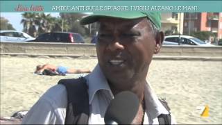 Ambulanti sulle spiagge i vigili alzano le mani [upl. by Lema]