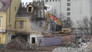 Die Ketten Bagger fahren auf Cat und Volvo Und LKW beim Abriss eines großen Brauerei Geländes Winter [upl. by Avelin691]