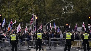 Párhuzamosan tartanak szélsőjobboldali és rasszizmusellenes tüntetéseket Londonban [upl. by Eednil]