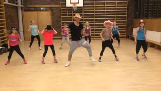 Zumba kids på Danscenter Piradinha  Gabriel Valim amp Henry Mendez [upl. by Fay]