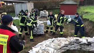 Feuerwehren sichern in Northeim Deich gegen Hochwasser [upl. by Irot459]