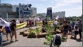 G7  Des militants bloquent une usine Bayer Monsanto 23 août 2019 Peyrehorade France [upl. by Berkman]