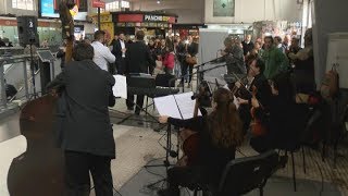 Se estrena en el hall de la terminal Federico Lacroze una ópera barroca de Pergolesi [upl. by Halsey321]