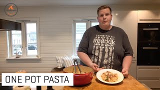 Vi lager kremet pasta med kylling alt i en kasserolle [upl. by Ardnuyek]