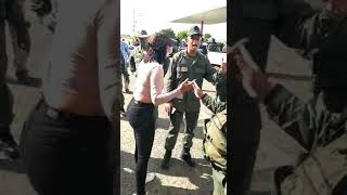 Pelea entre dos mujeres una Civil y la otra militar [upl. by Preciosa]