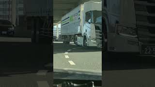 スカニア SCANIAのトレーラーなぁ。後ろ日通さんの箱やなぁ。トレーラーは迫力があるなぁ。スカニアかっこいいなぁ。 スカニア トレーラー scania [upl. by Marwin]