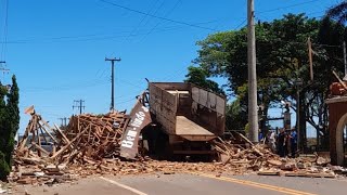 Câmeras registram caminhão basculante derrubando o pórtico da cidade de Santo Cristo no RS [upl. by Nois]