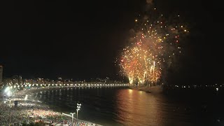 Show de fogos em Copacabana  AFP [upl. by Stanislaw]