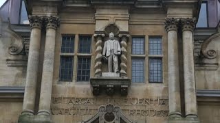 A Oxford cade la statua di Cecil Rhodes fondatore della Rhodesia [upl. by Rehpotsyrk]