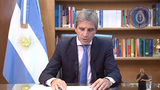 Argentina lança plano de austeridade e desvaloriza a moeda em mais de 50  AFP [upl. by Nomae]