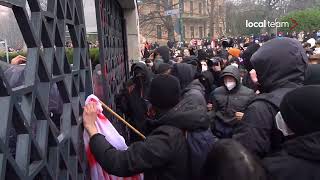 Torino incidenti al corteo degli studenti scontri sotto la sede Confindustria [upl. by Susie102]