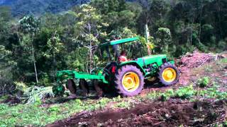 Tractor 5415 John Deere preparando tierra en Coban departamento de Guatemala [upl. by Tippets197]