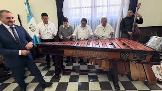 Gianfranco Amato accolto al ritmo della marimba [upl. by Therese]