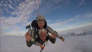 Le saut en parachute de Maurice Etcheto en mémoire du DDay [upl. by Liponis886]