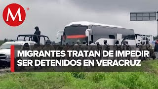 Migrantes retienen camión en Veracruz buscaban evitar ser llevados a base migratoria [upl. by Aidan]