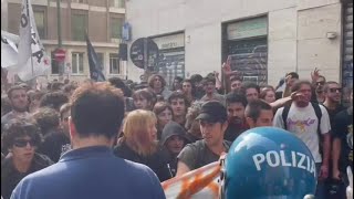 Torino scontri tra manifestanti e forze dellordine al corteo contro Giorgia Meloni [upl. by Jansen470]