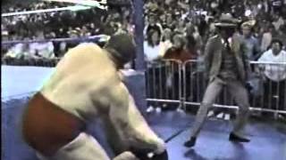 Hacksaw Jim Duggan Vs The Iron Sheik [upl. by Downey]