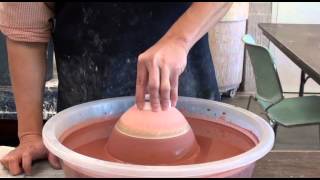 170 Glazing Chattering Texture Bowls Using Underglazes and Wax Resist with HsinChuen Lin 林新春 上釉示範 [upl. by Ryan]