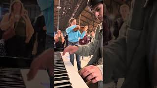 Piano Gare du Nord une violoniste arrive et choque toute une gare [upl. by Selec]