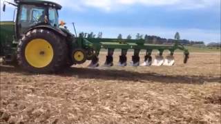 John Deere 995 7 furrow Reversible Plough with 8310R [upl. by Nickolaus]