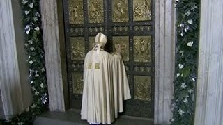 Giubileo 2015 Papa Francesco apre la Porta Santa in Vaticano [upl. by Yrak]