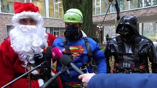 🎅Weihnachtsmann und🦸‍♂Superhelden schweben vom Dach der Kinderklinik [upl. by Dorn]