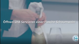 Öffnen und Servieren einer Flasche Schaumwein Prüfungsvorbereitung im Gastronomie Service [upl. by Staci561]