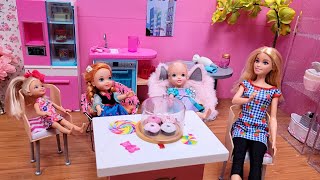 Play doh fun  Elsa amp Anna toddlers  Barbie dolls  Chelsea  pretend food [upl. by Cully]