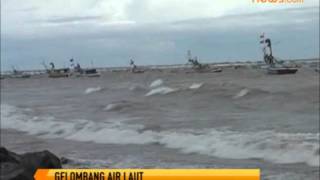 Gelombang Air Laut di Bengkulu Capai 5 Meter [upl. by Nwahsiek967]