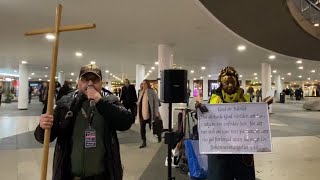 ”Gud är mitt starka värn han gör min väg fullkomlig” Sergels torg plattan Stockholm 20241115 [upl. by Windham]