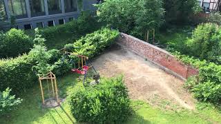 Backsteinmauer wird in einem Garten in Freiburg aufgebaut 28052018 [upl. by Annavaig423]