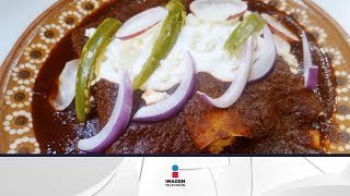 Receta para preparar enchiladas de pollo con papas y zanahorias en salsa de chile ancho y guajillo [upl. by Notlih]