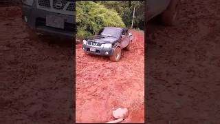 Nissan Frontier batallando en una loma lodosa  OffRoad 4x4 Panamá shorts [upl. by Anawot707]