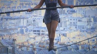 En équilibre sur un fil cette funambule traverse Montmartre [upl. by Morgana788]