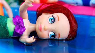 🧜‍♀️ ¡La Sirenita no puede Nadar en la Piscina💧 Princesas de Disney [upl. by Emmuela]