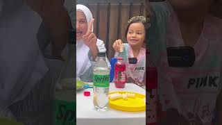 AFRIN amp HAFIZAH BERMAIN MINUMAN SODA amp MENTOS BERSAMA IBU  EKSPERIMEN MENTOS amp MINUMAN SODA shorts [upl. by Ennailuj640]