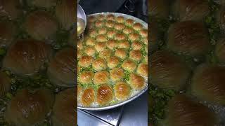 İstanbul Bağcılarda Güllüoğlu Kubban dan MİDYE BAKLAVA ARASI DONDURMA 💯👌reklam [upl. by Arehahs]