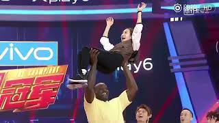 Overhead Lift Shaq Oneal Easily Overhead Lifts Victoria Qian Song [upl. by Eitra]