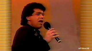 Wando canta quotMenina dos olhosquot no Programa Sula Miranda 1992 [upl. by Henghold45]